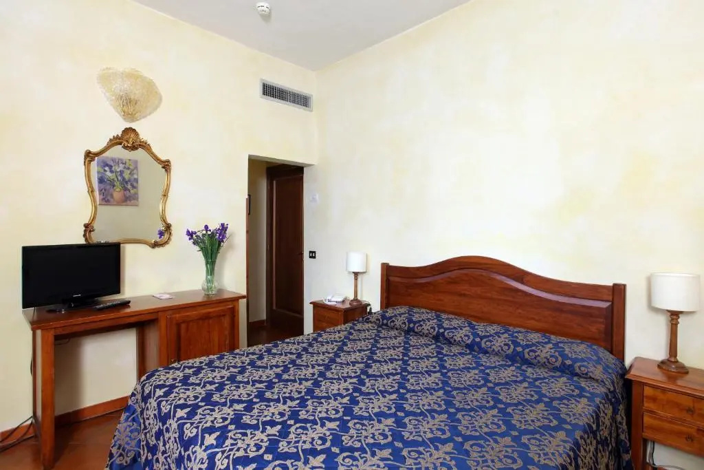 Double room (full double bed)