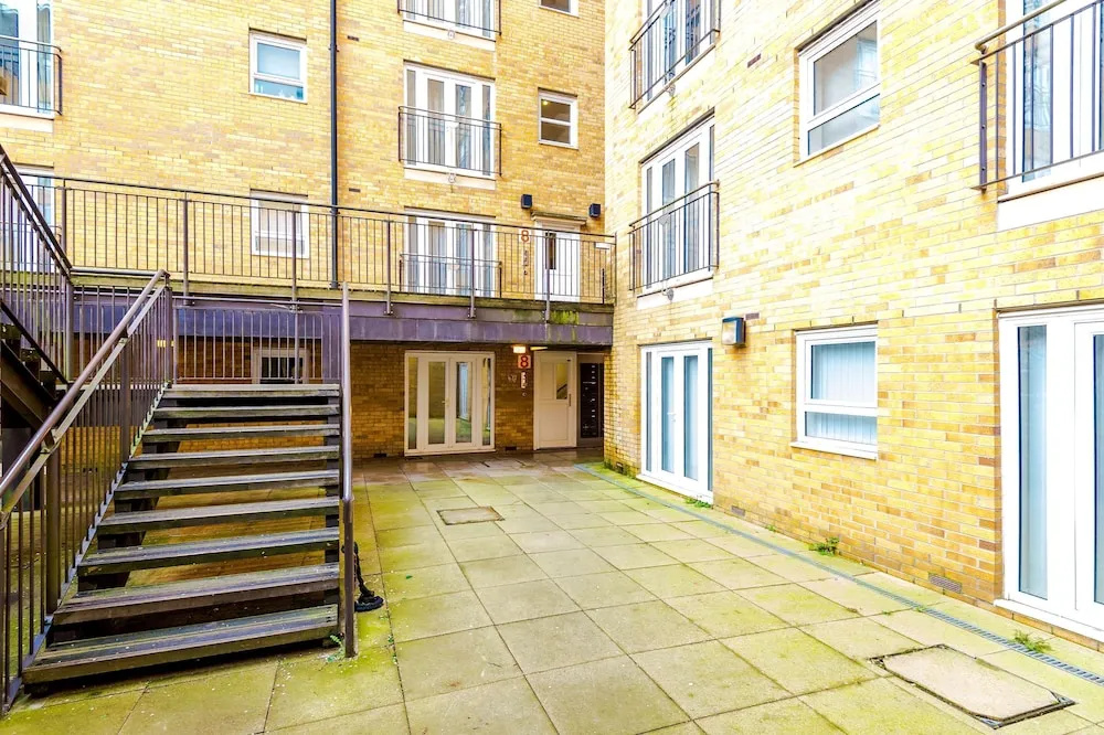 NEW Stylish Apartment Amazing Location Sleeps 6