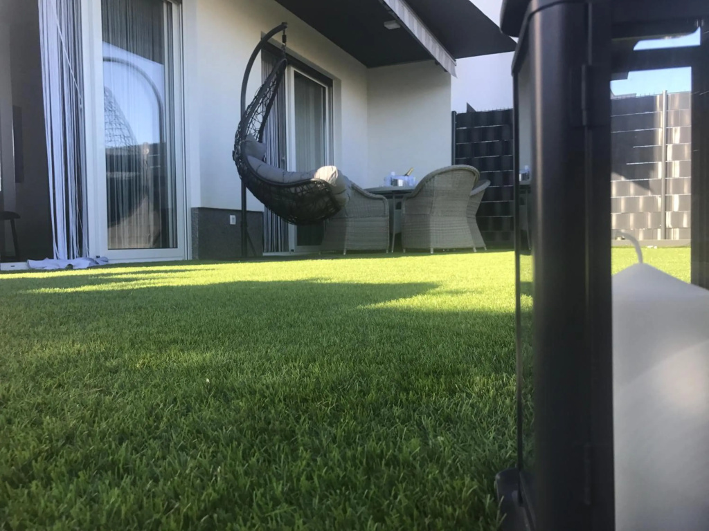 Hedonist-Luxury 2 bedroom apartment with private garden and free parking