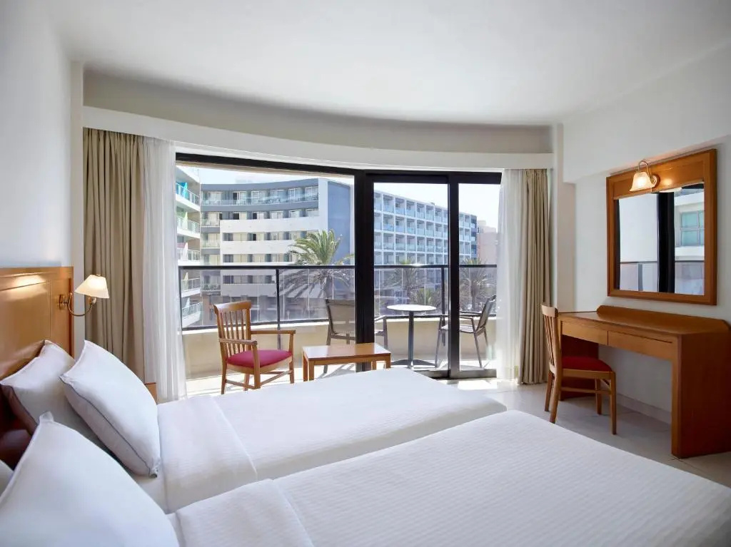 Standard Double room with city view (full double bed)