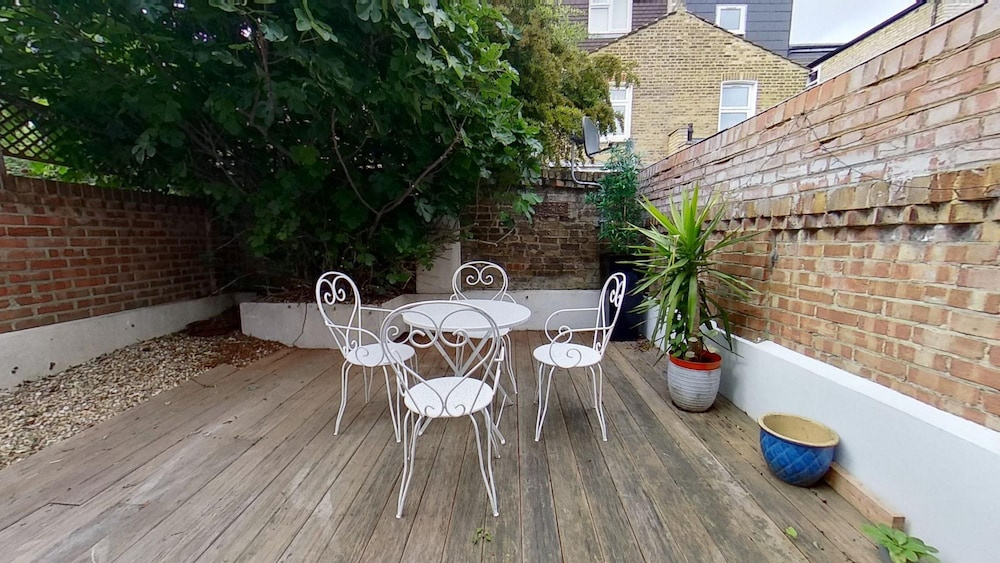Charming 2 Bed Apt with Netflix & Wi-Fi