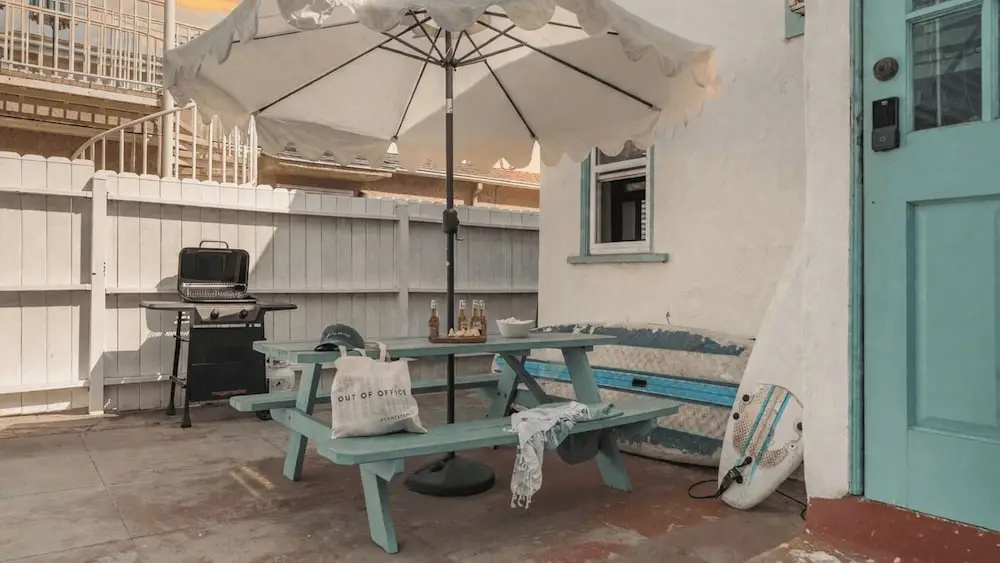 Ormond Court Unit 3 by Avantstay Breezy Coastal 1BR + Shared Patio + Dining Walk to Beach