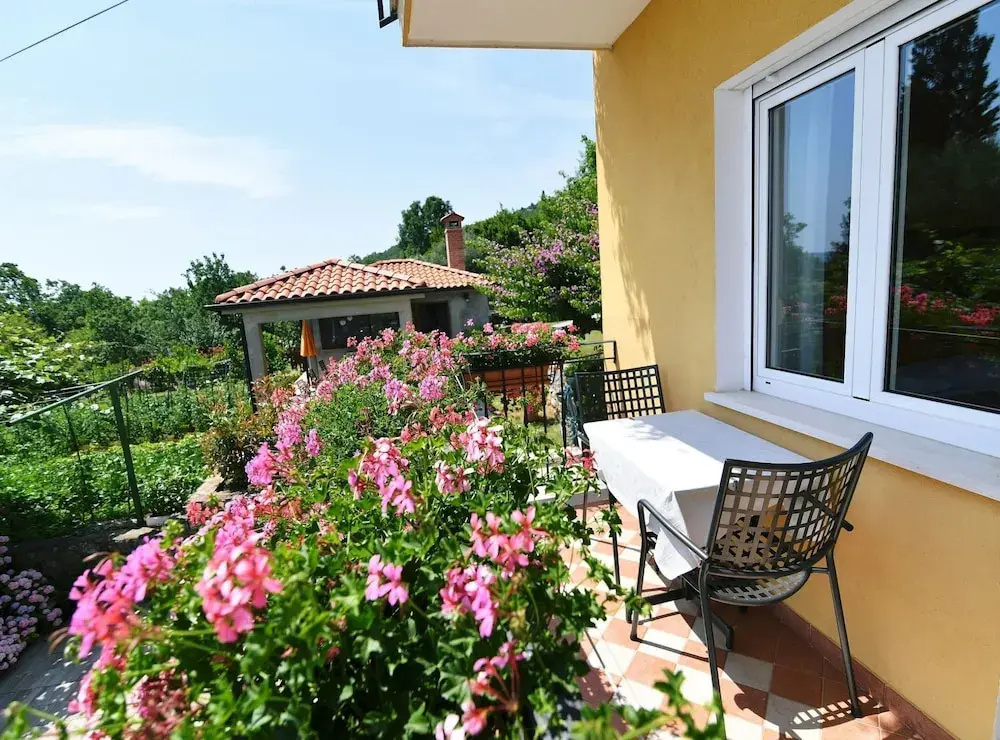 Scenic Retreat Rooms and Family Apartment