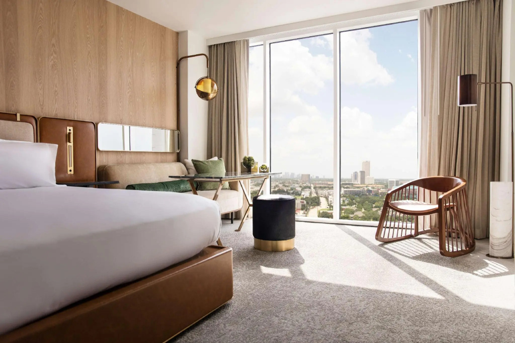C. Baldwin, Curio Collection by Hilton - Chambres
