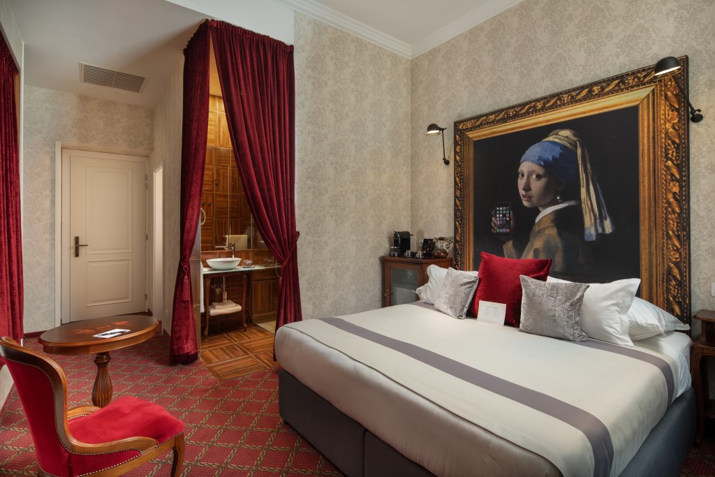 Superior Sextuple room (2 full double beds and twin beds)