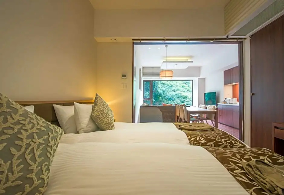 兩臥室四人公寓，視野開闊，配有雙人床。