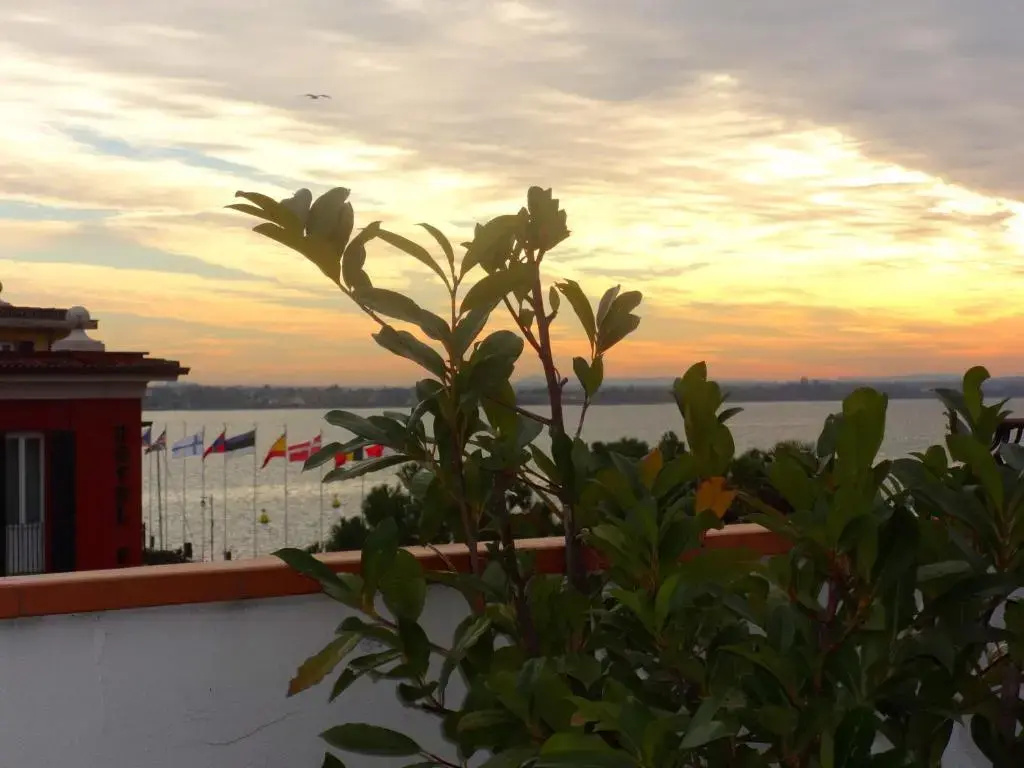 Standard Double room with lake view (full double bed)