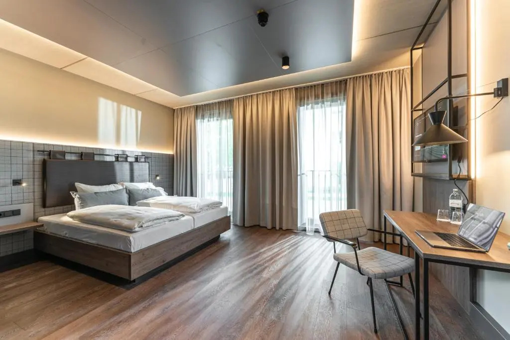 Deluxe Double room (full double bed)