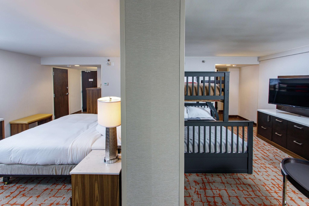 Sextuple Family Suite — room photo 1