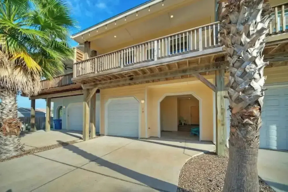 2 Homes in Las Palmeras by Avantstay Sleeps 18, Resort Pool + Private Patio Walk to Town, Golf Cart Zone