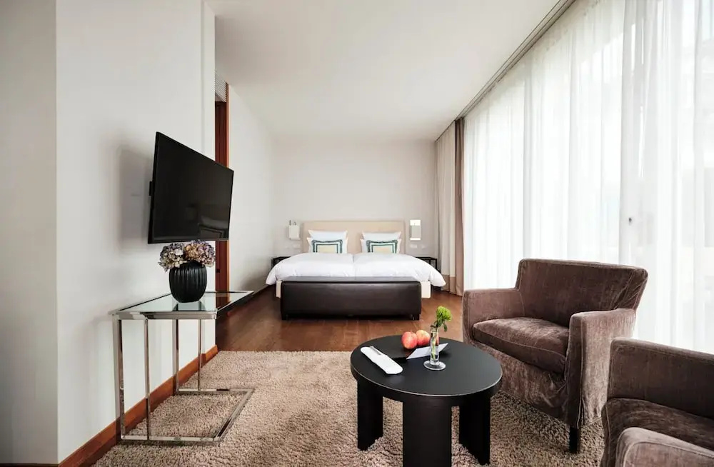 Deluxe Double room with lake view (full double bed)