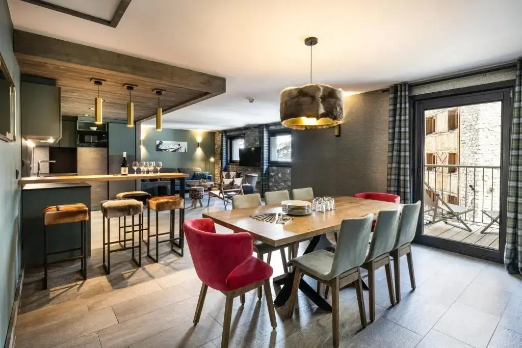 4 Bedrooms Apartment