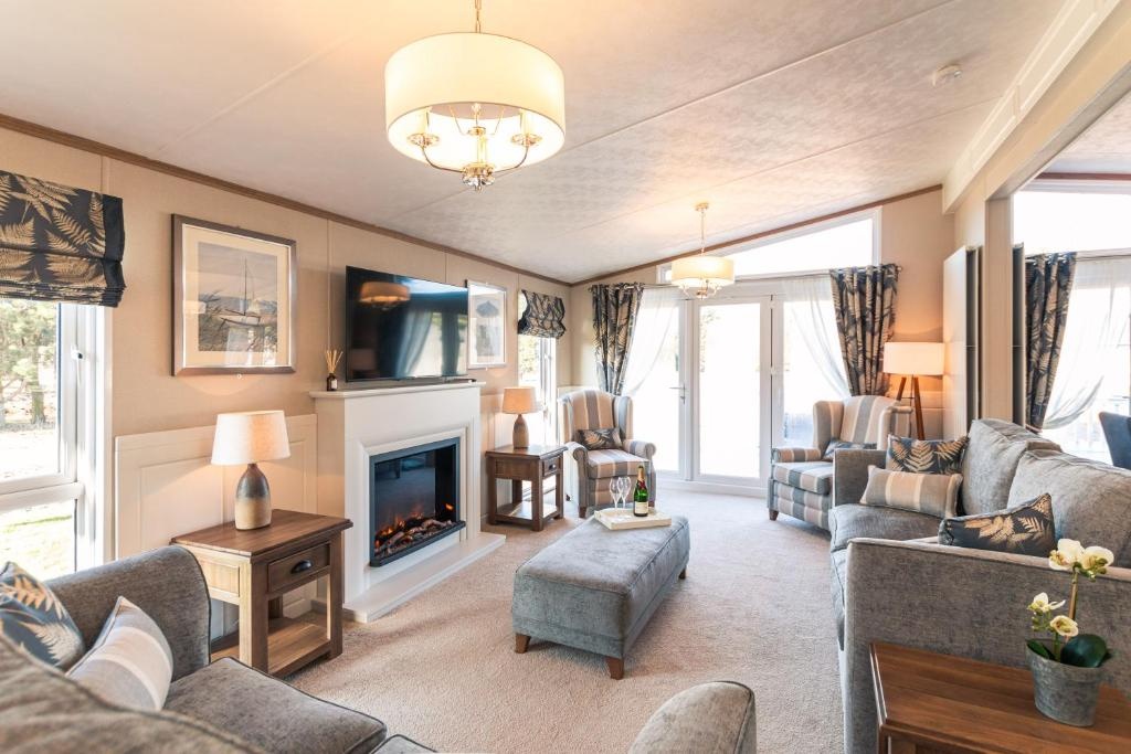 Sutton Lodge With Hot Tub