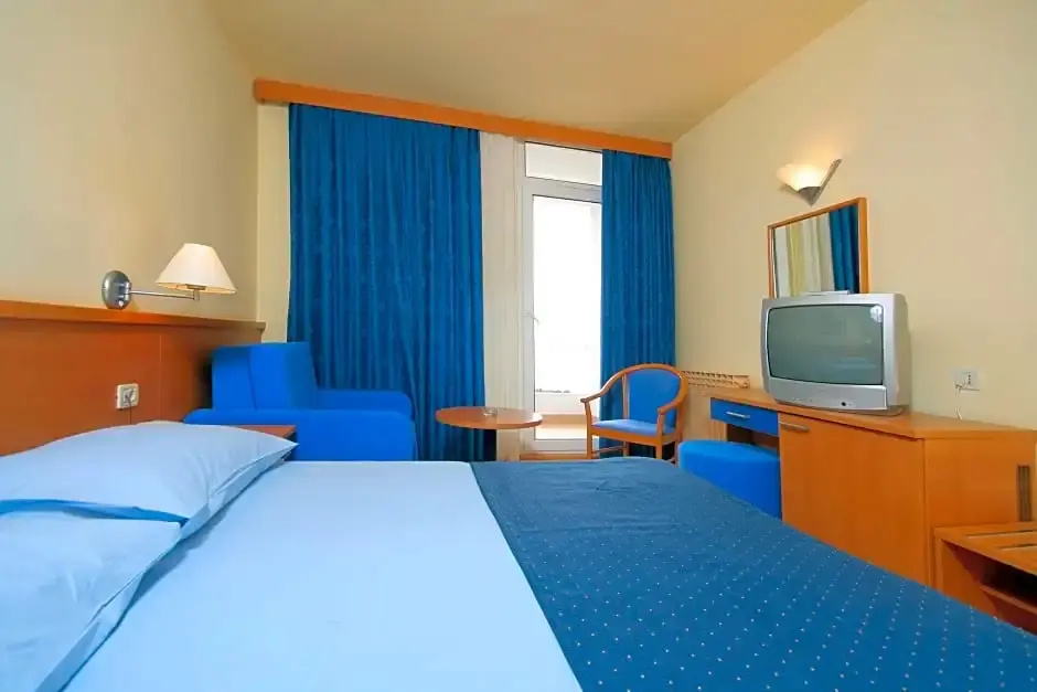 Standard room with partial sea view
