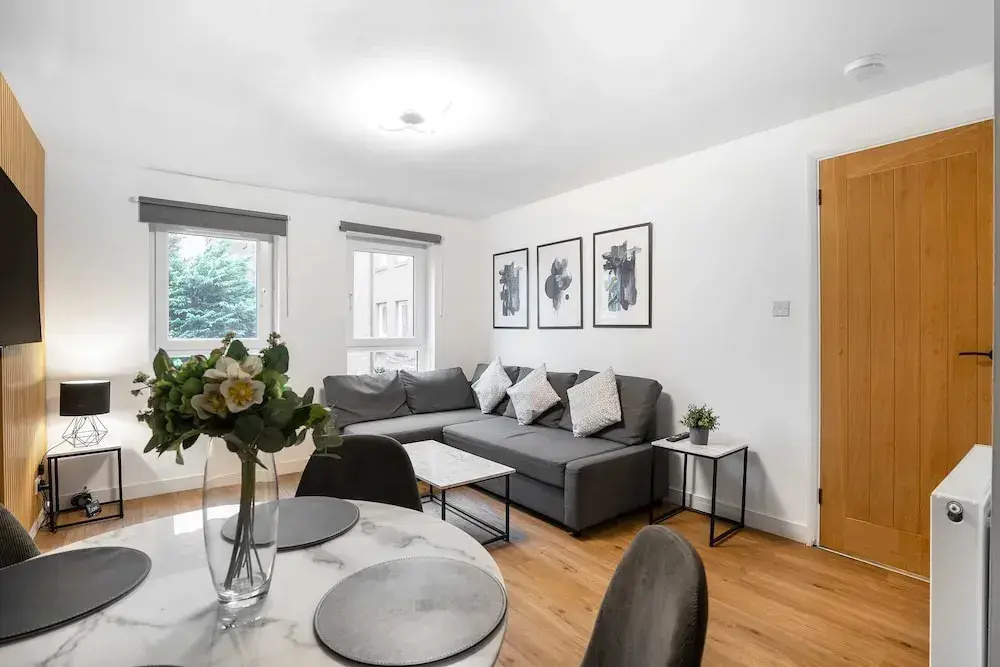 Modern 2bed Apartment-free Parking