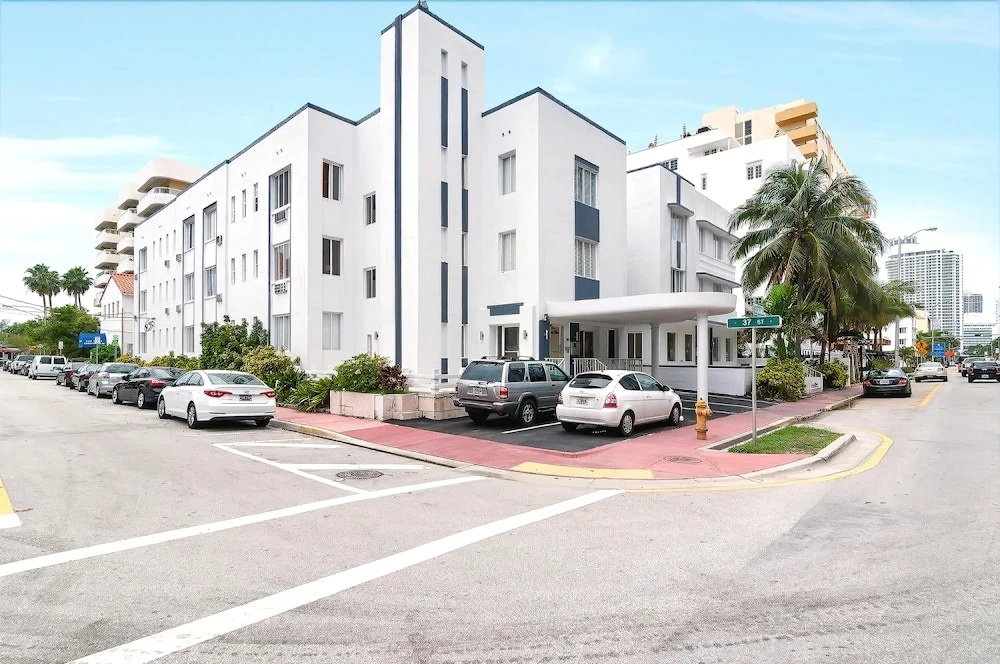 3700 Collins By Miami Te Espera