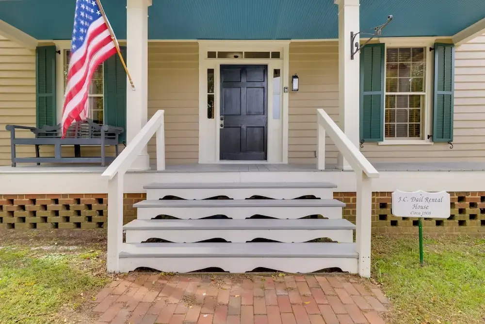 Walk to Downtown: Historic Home in Edentons Heart