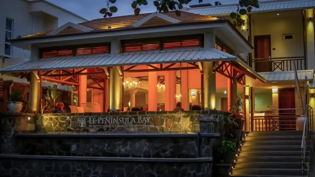 Le Peninsula Bay Beach Resort