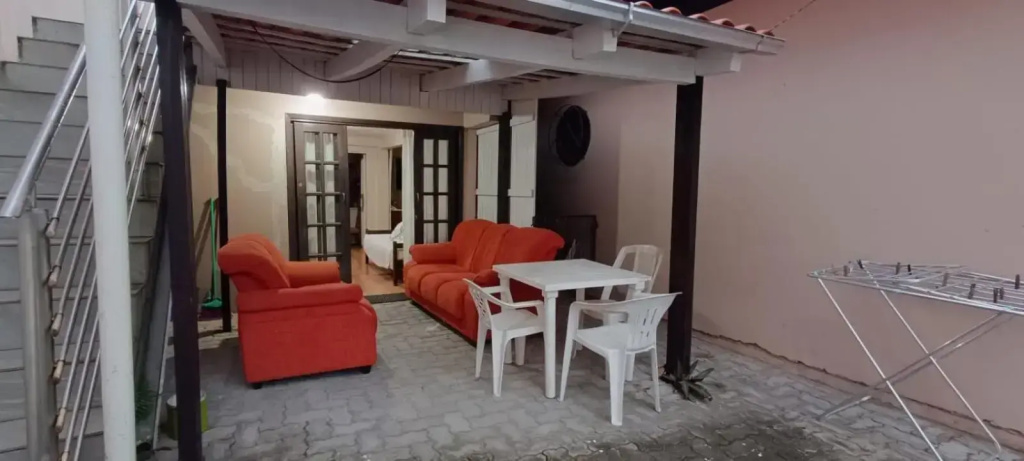 Apartamento térreo com ar condicionado bem localizado