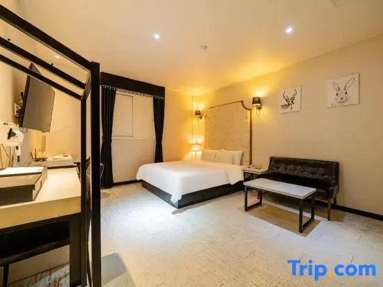 Deluxe Double room (full double bed)