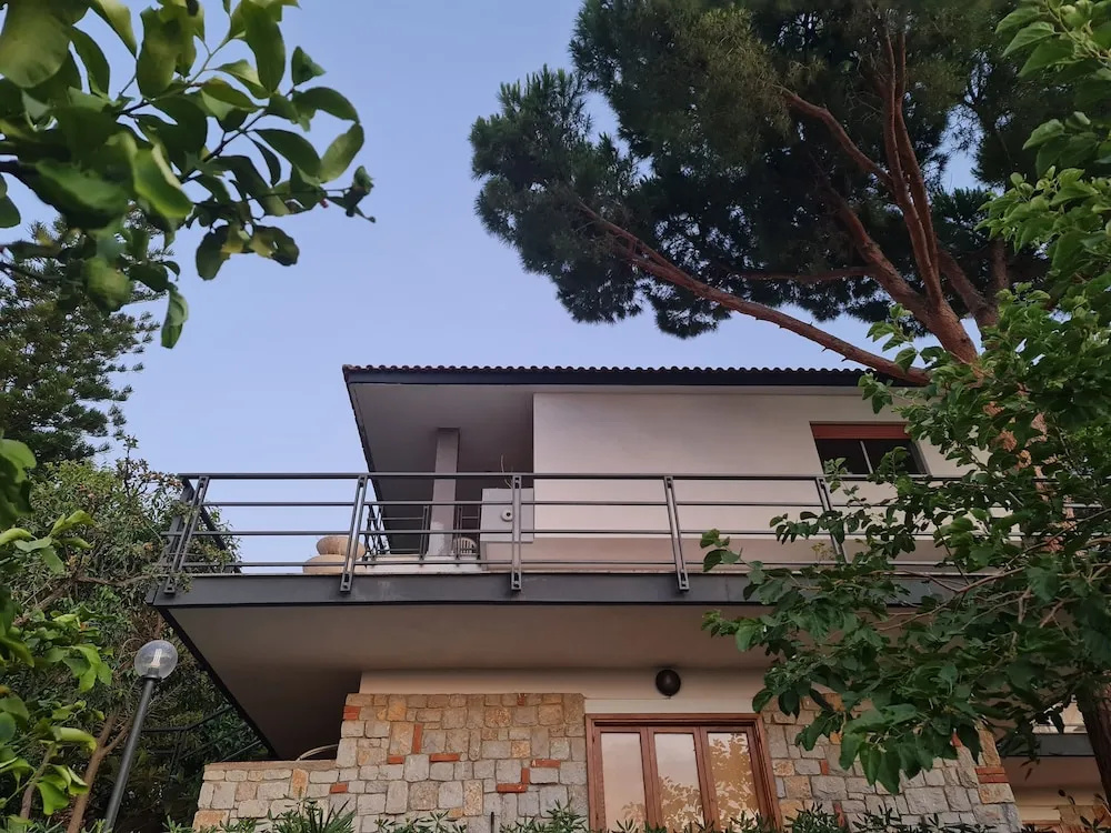 Burdi House Apartment Surrounded by Greenery and Tranquility Near the sea