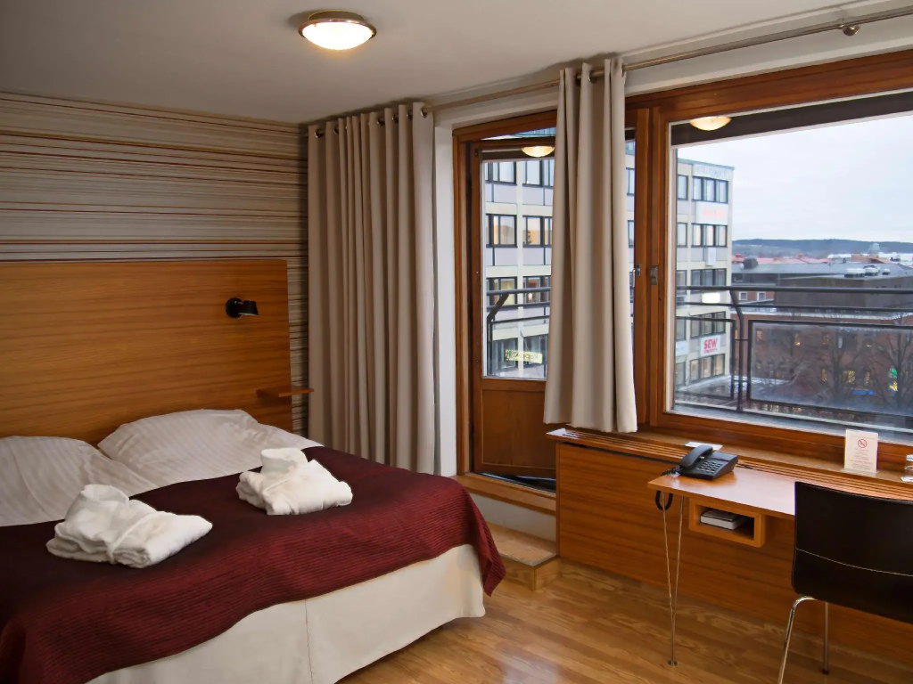 Standard Double room with city view (full double bed)