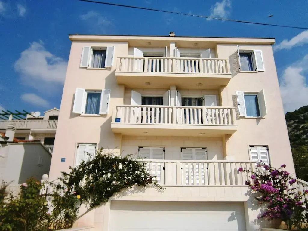 Sun House Apartments