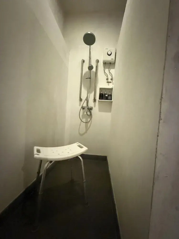 兩間標準雙人床套地下室房間 (liǎng jiān biānpǐn shuāng rén chuáng tào dìxiàshì fángjiàn)