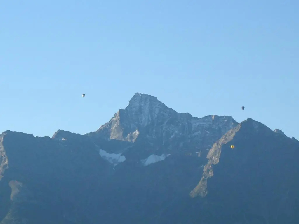 Apartment with mountain view