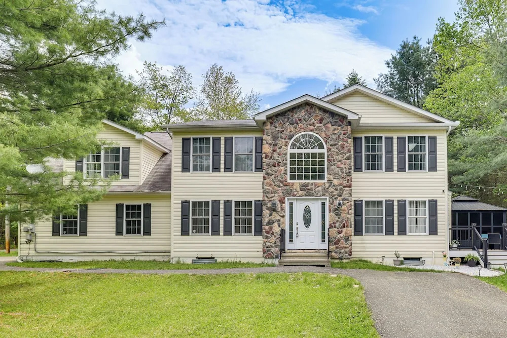 Hot Tub & Deck: Gorgeous Retreat in Pocono Summit!