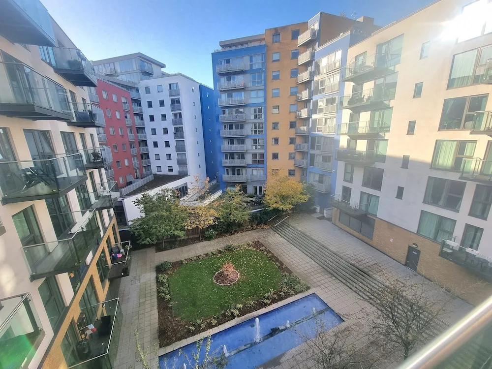 2-bed 2-bath Greenwich Apartment with balcony & lift