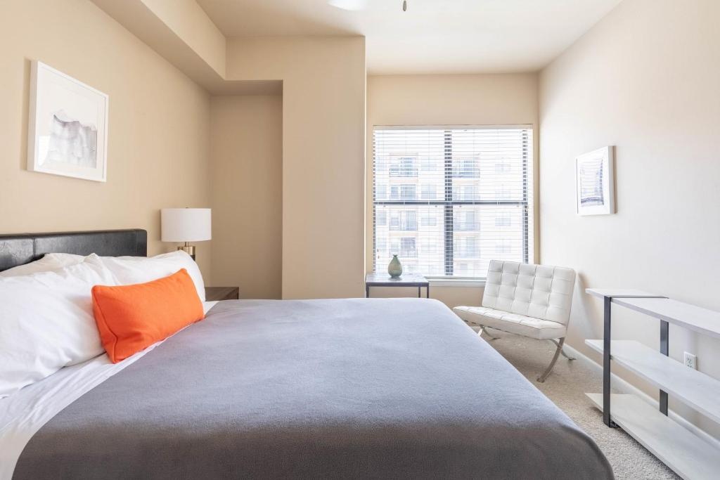 2BR Executive Suite With Pool, Gym and Fast Wi-Fi By ENVITAE