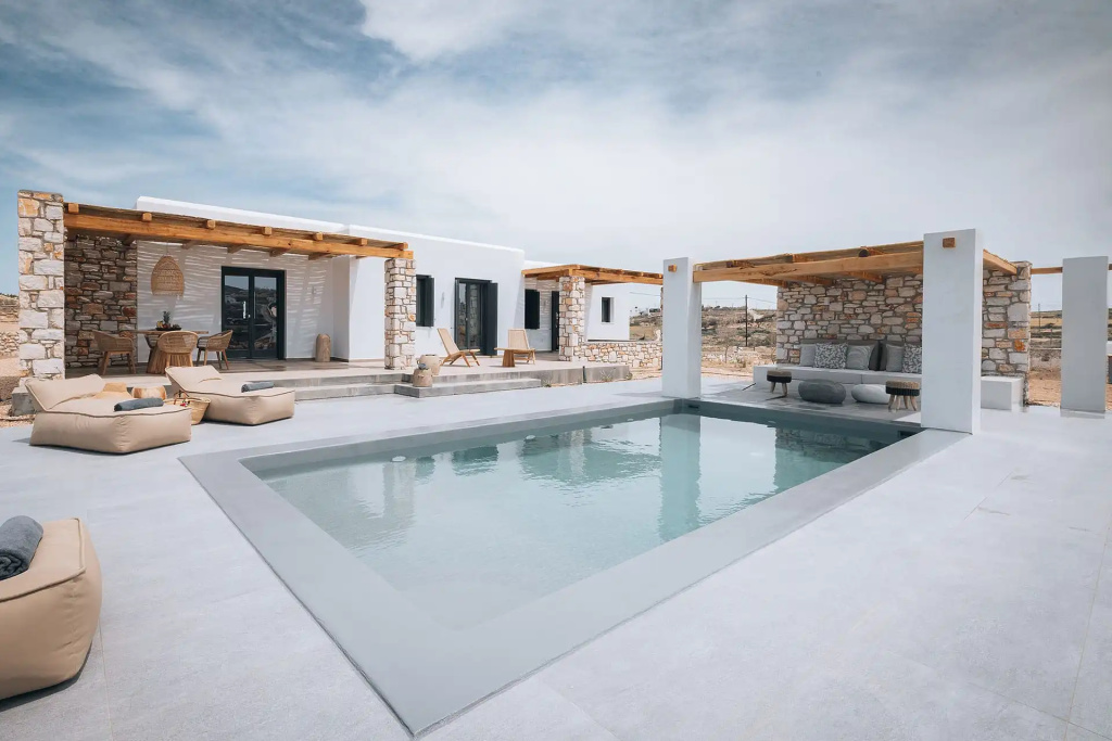 2 Bedrooms Villa