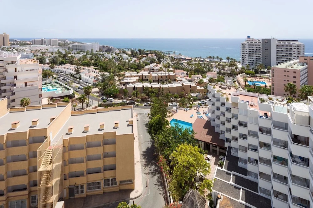 1107 Bright Modern Apartment with Spectacular Sea Views