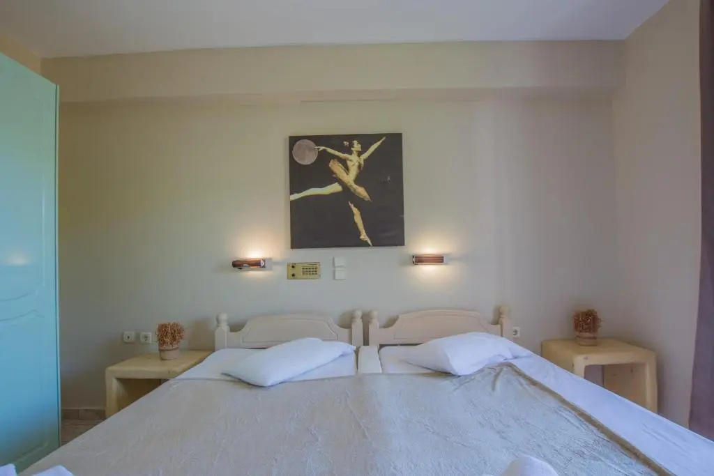 2 Bedrooms Basement Apartment with garden view