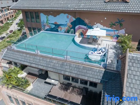 Xinfeng Resort Hotel (Xishuangbanna Jinghong Manlang Fengman Hena Ancient Village Store)