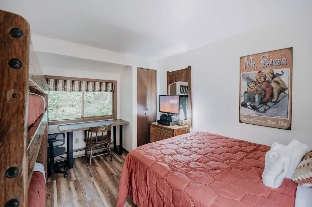 91sw - Wi-fi - Pets Ok - Sleeps 6 2 Bedroom Condo by RedAwning