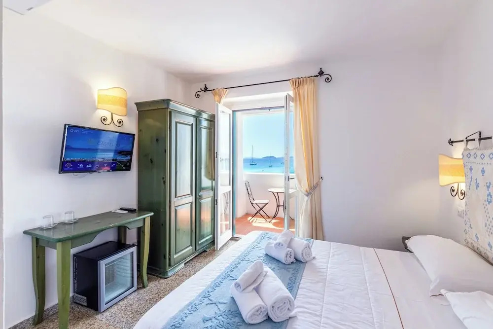 Classic room with balcony and with sea view