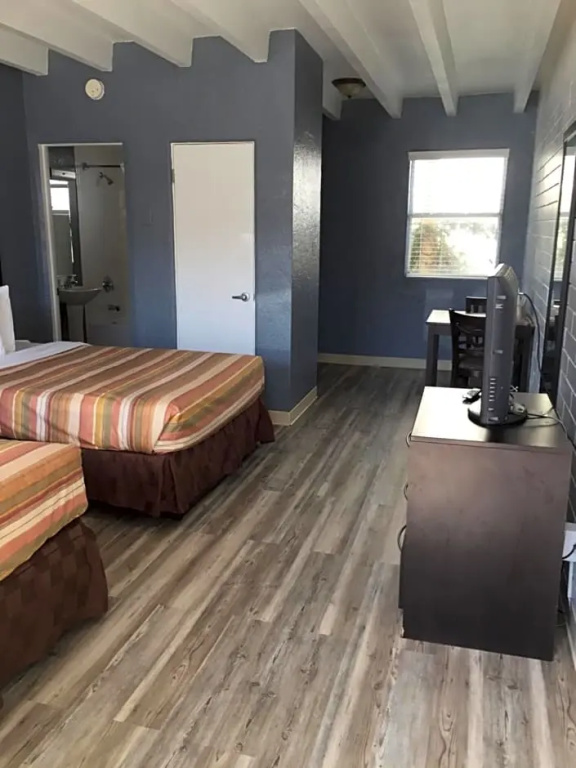Deluxe Quadruple room with city view
