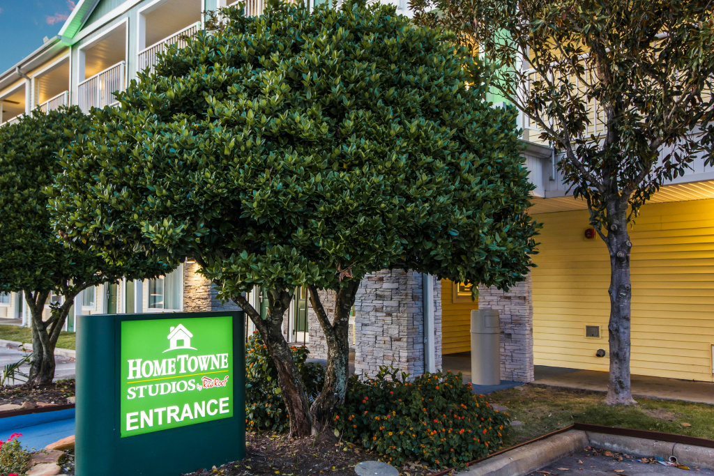 HomeTowne Studios by Red Roof Houston - West Oaks/ Energy Corridor