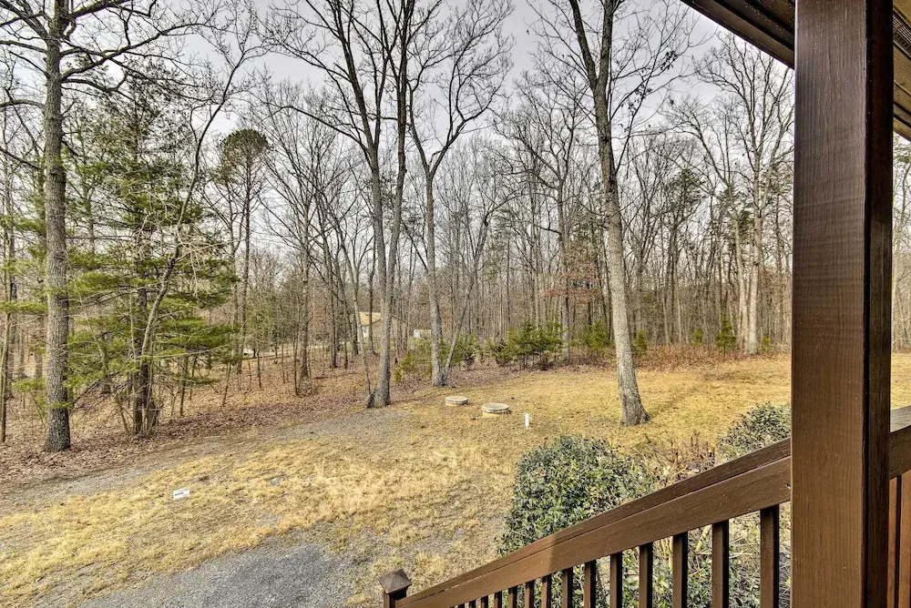 Cozy Winter Retreat: Great Location & Pet Friendly