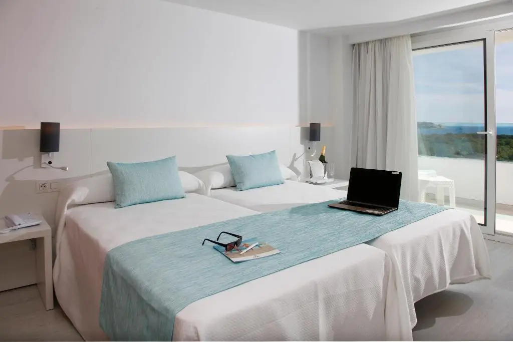 Double room with pool view (full double bed)