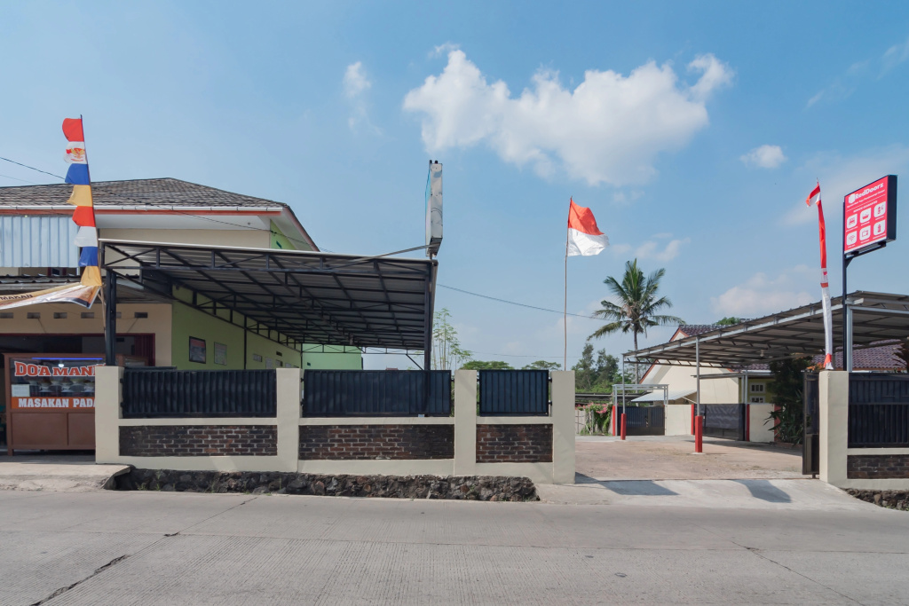 RedDoorz Syariah Near Tugu Pandanwangi Cianjur