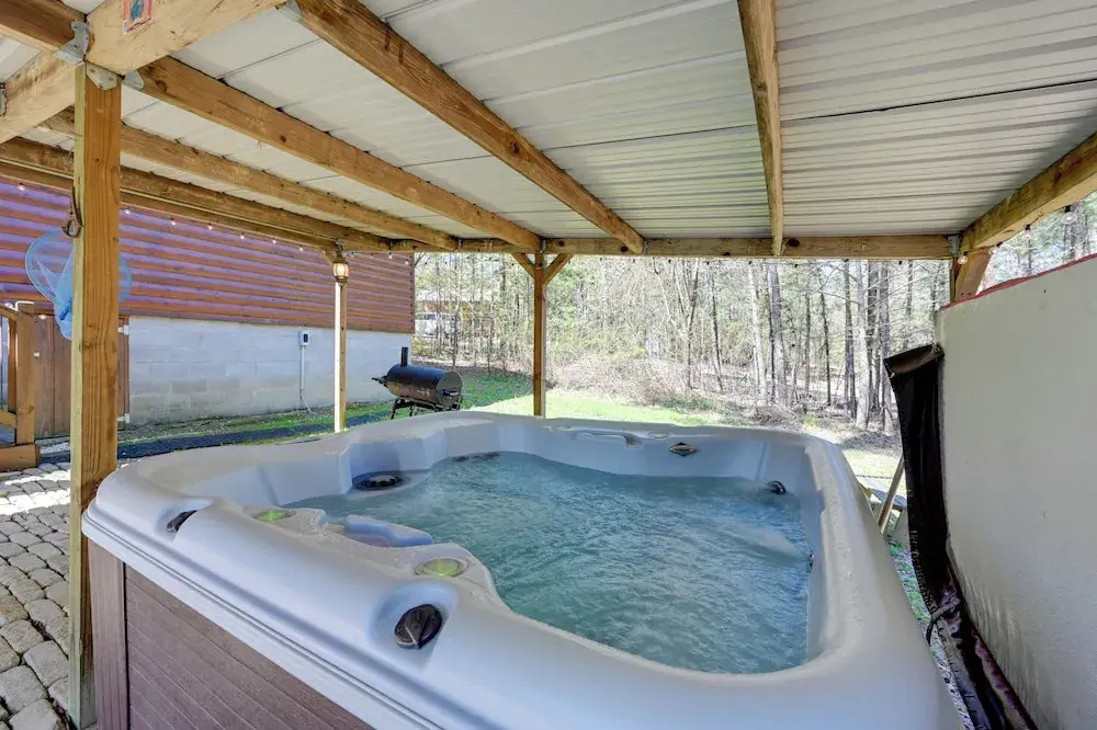 Broken Bow Cabin w/ Hot Tub & Fire Pit, Near Lake!