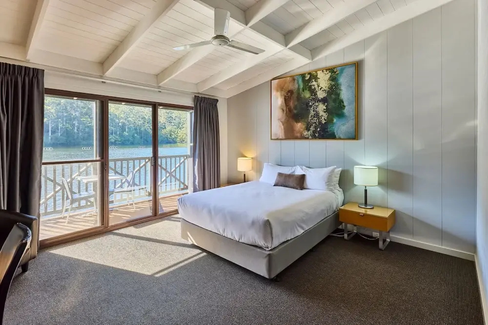 Standard Double room with balcony and with lake view (full double bed)