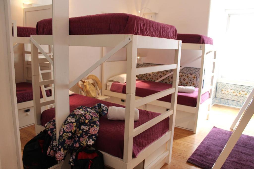 Кровать в общем номере с красивым видом из окна в Lost Inn Lisbon Hostel