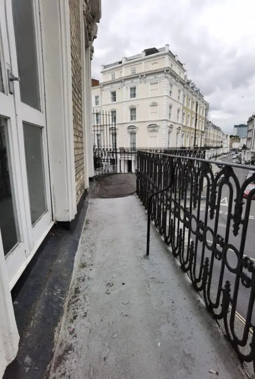 Charming Large Studio Apartment With Balcony