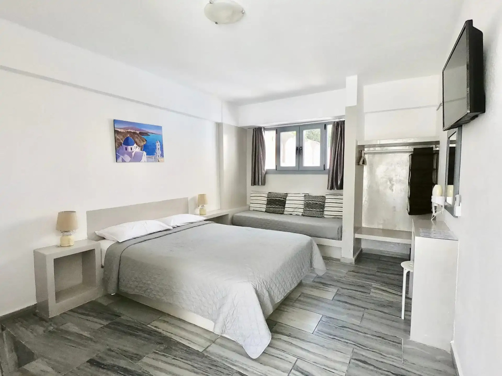 Standard Triple room with street view