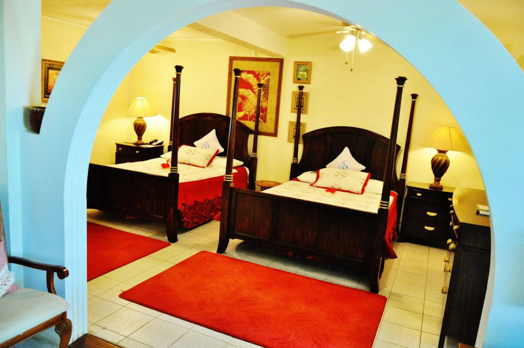Beachcombers Hotel — 4