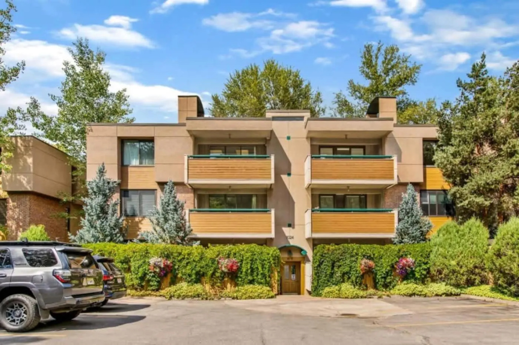 Designer 2 BR on River - Walk to Gondola & Town!